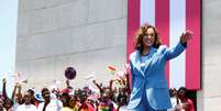 Kamala Harris acena ao chegar em evento em Acra, em Gana  Foto: Misper Apawu/Pool via REUTERS