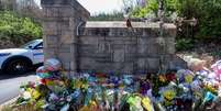 Memorial em frente a local do tiroteio na escola Covenant Presbyterian Church em Nashville  Foto: JUSTIN RENFROE/EPA-EFE/REX/Shutterstock / BBC News Brasil