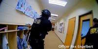 Policiais seguiram barulho de tiros e encontraram atirador no segundo andar de escola  Foto: METRO NASHVILLE POLICE DEPARTMENT HANDOUT/EPA-EFE/REX/Shutterstock / BBC News Brasil