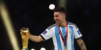 Gonzalo Montiel com a taça da Copa: ele bateu pênalti decisivo da Argentina   Foto: Kai Pfaffenbach / Reuters
