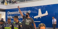 Apoiador de Lula 'faz o L' para bolsonaristas em aeroporto e é hostilizado; veja  Foto: Reprodução