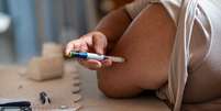 Imagem ilustrativa de uma pessoa aplicando remédio para diabetes  Foto: Caíque de Abreu / iStock