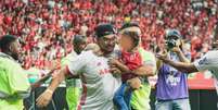 Torcedor do Inter entrou no campo com a filha no colo  Foto: William Anacleto/IShoot/Estad&atilde;o Conte&uacute;do