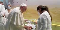 O papa Francisco batiza um bebê enquanto visita ala infantil do hospital Gemelli, onde está internado por  infecção respiratória
31/03/2023
Mídia do Vaticano/Divulgação via REUTERS  Foto: Reuters