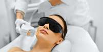 Mulher passa por tratamento a laser na pele do rosto  Foto: iStock
