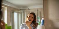 Estudo: 90% dos brasileiros escovam os dentes menos do que o ideal -  Foto: Shutterstock / Saúde em Dia