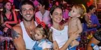 Chay Suede e Laura Neiva combinaram looks com os filhos em dia de circo.  Foto: AGNews / Purepeople