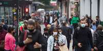 Imagem mostra pedestres na Avenida Paulista, em São Paulo, utilizando máscaras contra a covid-19.  Foto: Tiago Queiroz/Estadão - 05/10/2021 / Estadão