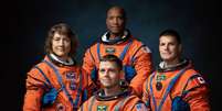A tripulação da missão Artemis II da Nasa (da esquerda para a direita): os astronautas da Nasa Christina Hammock Koch, Reid Wiseman (sentado), Victor Glover e o astronauta da Agência Espacial Canadense Jeremy Hansen.  Foto: Nasa
