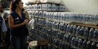 Vigilância Sanitária multou depósitos após análises encontrarem contaminação em água mineral vendida no Rio  Foto: Reprodução/Jornal O Globo