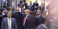 O ex  Foto: presidente Donald Trump na entrada do Tribunal de Nova York (Crédito  Getty Images) / Perfil Brasil