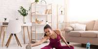 Treinar em casa é prático e acessível  Foto: Prostock-studio | Shutterstock / Portal EdiCase