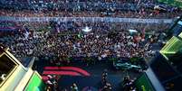 P&uacute;blico acompanhando o p&oacute;dio ap&oacute;s o GP da Austr&aacute;lia. Por sorte, n&atilde;o aconteceu nada de grave. Mas...  Foto: F1 / Twitter