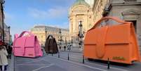 Bolsas gigantes nas ruas de Paris   Foto: Reprodu&ccedil;&atilde;o/Instagram/@jacquemus / Elas no Tapete Vermelho