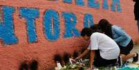 Velas e flores marcam homenagem às vítimas do ataque em escola paulista  Foto: Fernando Frazão/Agência Brasil / BBC News Brasil