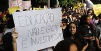 Estudantes secundaristas protestam pedindo a revogação do Novo Ensino Médio, na Avenida Paulista.  Foto: Fernando Frazão/Agência Brasil / Guia do Estudante