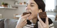 Imagem meramente ilustrativa de uma mulher comendo chocolate  Foto: iStock