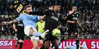 Immobile e Alex Sandro dividem bola durante clássico (Foto: Tiziana FABI / AFP)  Foto: Lance!