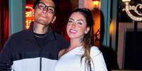 MC Mirella ganha beijo de Dynho Alves, seu ex-marido, indica retomada do namoro e é detonada na web.  Foto: AGNews / Purepeople