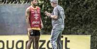 Marcos Leonardo e Odair Hellmann conversam durante treino no CT Rei Pelé (Foto: Ivan Storti / Santos FC)  Foto: Lance!