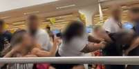 Após serem flagradas, mulheres começaram uma confusão no supermercado  Foto: Reprodução/Twitter