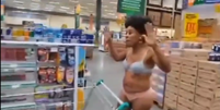 A professora tirou a roupa em protesto ap&oacute;s afirmar ter sido perseguida dentro de supermercado  Foto: Reprodu&ccedil;&atilde;o/Twitter
