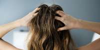 Alguns erros comuns podem agravar a condição do cabelo seco -  Foto: Shutterstock / Alto Astral