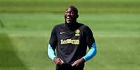 Lukaku no treino preparatório para o jogo da Champions (Foto: GABRIEL BOUYS / AFP)  Foto: Lance!