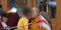 Dalai Lama beija menino na boca e pede desculpas  Foto: Reprodução/Redes sociais
