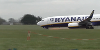 Avião solta faíscas após roda arrebentar durante pouso  Foto: Reprodução/Sky News
