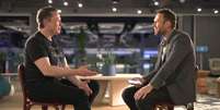 Elon Musk sendo entrevistado pelo jornalista James Clayton, da BBC  Foto: BBC News Brasil
