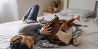 Quem não gosta de dormir com seu animal de estimação?  Foto: iStock