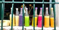 Estigmatizada e ainda ilegal, a chicha pode ser encontrada em garrafas coloridas nas 'chicherías' de Bogotá  Foto: Lina Zeldovich/BBC / BBC News Brasil