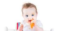 Imagem meramente ilustrativa de um bebê saboreando a comida  Foto: FamVeld