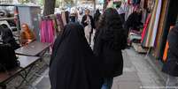 Regime fundamentalista voltou a perseguir mulheres sem véu  Foto: DW / Deutsche Welle