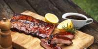 Costelinha de porco com barbecue  Foto: dioimagens | ShutterStock / Portal EdiCase