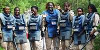 Mulheres vasculham minuciosamente as áreas afetadas para identificar minas terrestres  Foto: MINES ADVISORY GROUP / BBC News Brasil