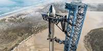 Starship na torre de lançamento  Foto: SPACEX / BBC News Brasil