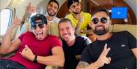 Bruno Silva (esquerda) ao Daniel Alves e outros amigos (Foto: Reprodução/Instagram)  Foto: Lance!