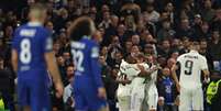 Fora de casa, Real Madrid venceu Chelsea e garantiu vaga na semifinal da Champions (ADRIAN DENNIS / AFP)  Foto: Lance!