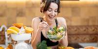 O principal objetivo da dieta detox é livrar o corpo das toxinas absorvidas pelo organismo no dia a dia  Foto: RossHelen | Shutterstock / Portal EdiCase