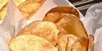 Batata chips no forno, crocante e sequinha, sem sujeira  Foto: Bake and Cake Gourmet