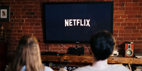 Como pagar a Netflix sem cartão de crédito   Foto: Cottonbro Studio / Pexels / Tecnoblog