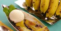 banana flambada com sorvete de creme é um dos doces de banana prontos em até meia horinha Foto: Guia da Cozinha