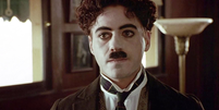 Robert Downey Jr. em cena de Chaplin.  Foto: Adoro Cinema