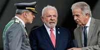 O comandante do Exército, Tomás Paiva, Lula e o Ministro da Defesa, José Múcio  Foto: REUTERS/Ueslei Marcelino