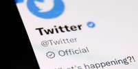 A rede social Twitter começou a devolver os crachás de verificação a algumas contas, sem que os seus titulares tenham subscrito o seu novo plano  Foto: Getty Images / BBC News Brasil