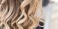 Os tons da cartela de loiros estão entre as tendências de cores para cabelo no outono -  Foto: Shutterstock / Alto Astral