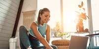 Exercícios online ajudam a encaixar a prática de atividades físicas na rotina  Foto: ORION PRODUCTION | Shutterstock / Portal EdiCase