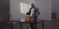 Robo humanoide Eve, criado pela empresa 1X, financiada pela OpenAI  Foto: Reprodução / YouTube